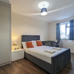  Holiday home Near City Centre Private Bath Free Parking